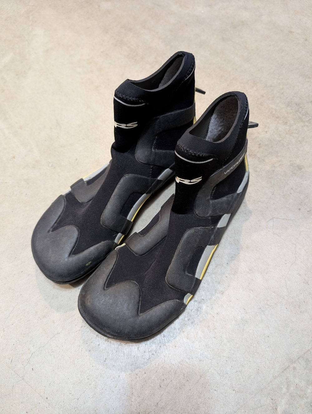 NRS Vaporloft Water Boots Mens 11 Black Gray Yellow